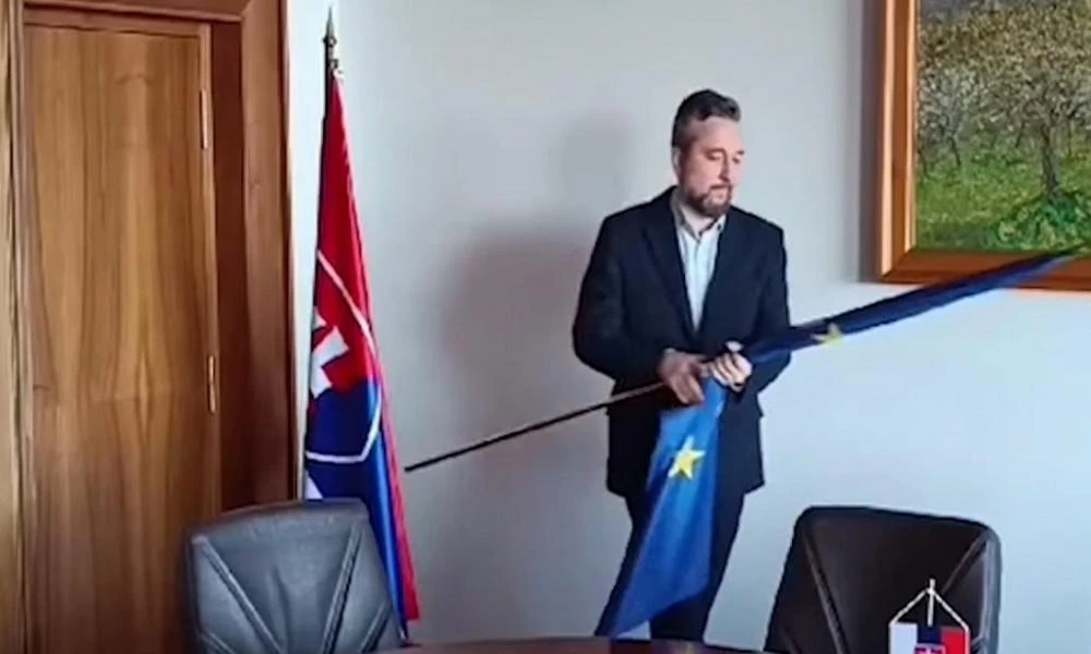 Σάλος στην Σλοβακία: Βουλευτής κατέβασε τη σημαία της ΕΕ και άλλαξε τη φωτογραφία της προέδρου με τον Τσε Γκεβάρα